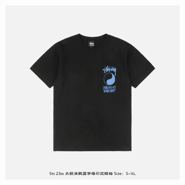 Stussy 斯图西 23Ss 太极涂鸦蓝字母印花短袖 面料采用230克重精梳棉，定制32支1*1螺纹，成衣两遍水洗处理，面料舒适亲肤无异感，定制定染面料， 纺