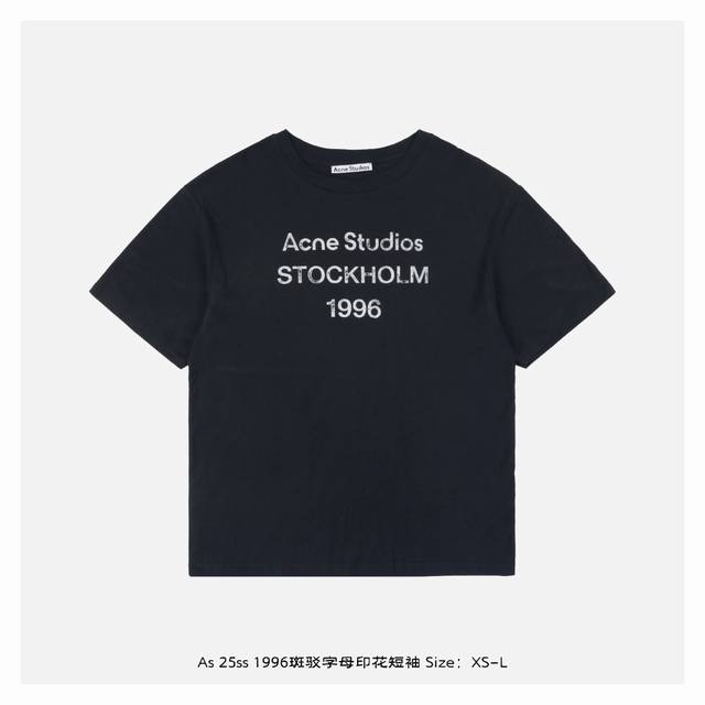 Acne Studios 25Ss 1996斑驳字母印花短袖 购入原版开发，极简美学×颠覆性面料工艺，脏脏工地风的慵懒高级感，采用15%亚麻+85%棉定织混纺，
