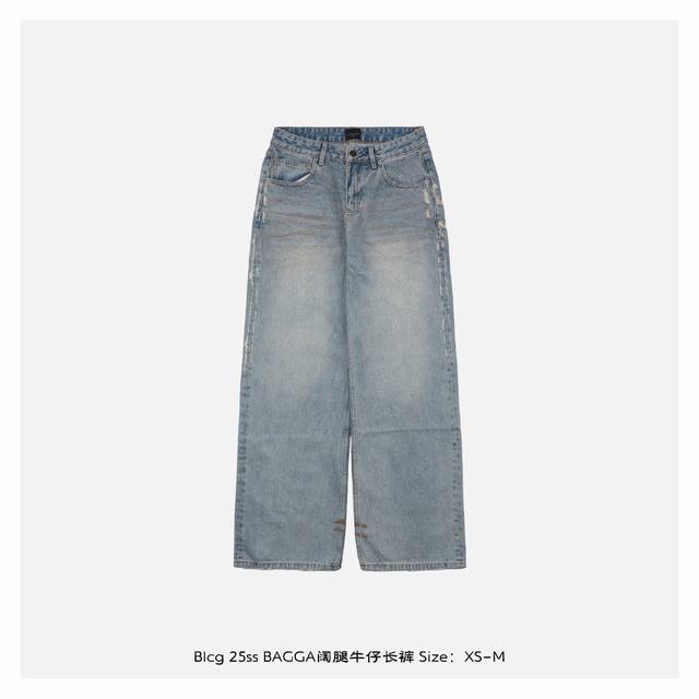Balenciaga 巴黎世家 25Ss Bagga阔腿牛仔长裤 采用高密度棉质丹宁布，经过特殊混纺工艺，融入微量弹性纤维以提升穿着舒适度。面料经过多阶段水洗处