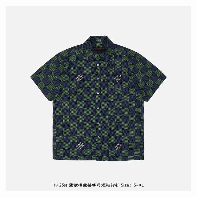 Lv 25Ss 蓝紫棋盘格字母短袖衬衫 以颠覆性设计诠释品牌经典元素，双面图案演绎摩登美学，像素化Damoflage提花织纹突破传统棋盘格框架，Marque标识