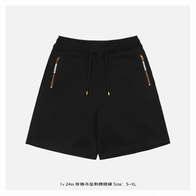 Lv 24Ss 珍珠吊坠刺绣短裤 原8,950购入开发，采用36S双纱双面400G卫衣面料，双纱双面面料具有较高的品质和细腻的手感，袋口简约字母图案点缀，字母尺