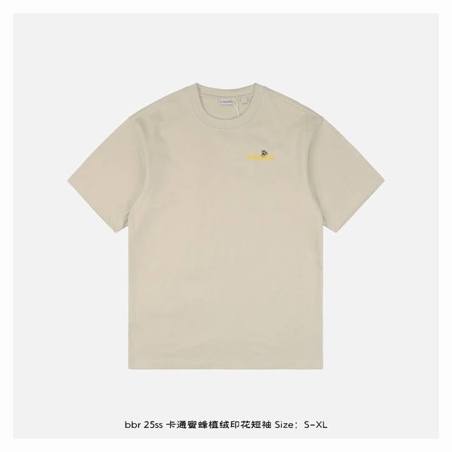 Burberry 博柏利 25Ss 卡通蜜蜂植绒印花短袖 原 10,500购买，纯棉质面料、圆领T恤衫版型、正面饰有字母徽标印花、装饰质感蜜蜂图案和徽标印花、罗