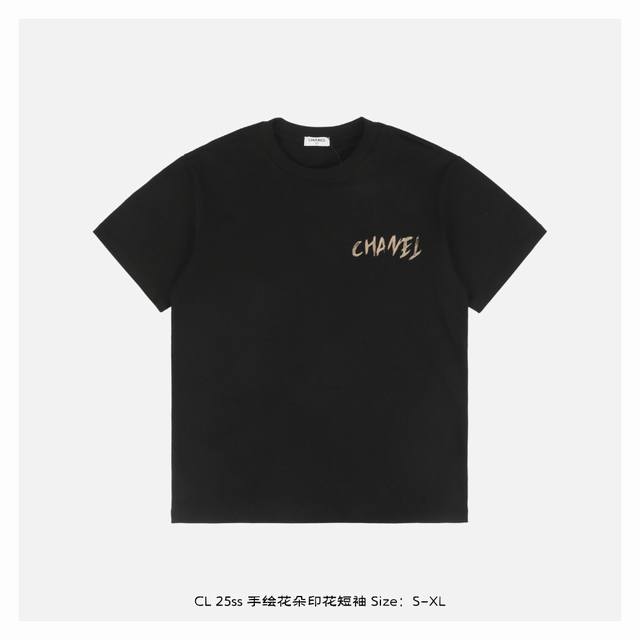 Chanel 香奈儿 25Ss 手绘花朵印花短袖 面料采用230克重精梳棉，定制32支1*1螺纹，成衣两遍水洗处理，面料舒适亲肤无异感，定制定染面料，纺织密度高