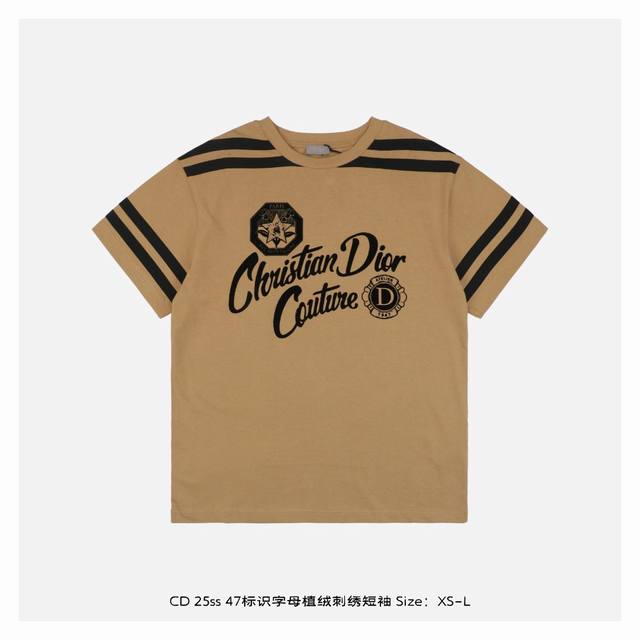 Dior 迪奥 25Ss 47标识字母植绒刺绣短袖 采用棉质平纹针织面料面料制作，正面饰以植绒品牌标识徽标和Couture英文图案，背面饰以植绒“47 ”标志刺