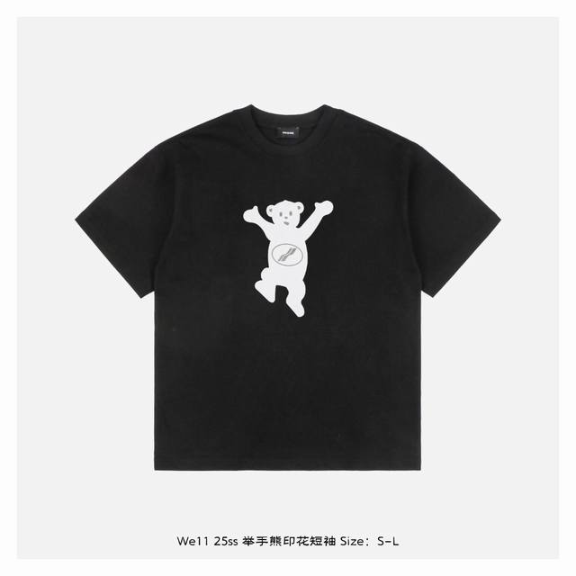 We11Done 25Ss 举手熊印花短袖 面料采用230克重精梳棉，定制32支1*1螺纹，成衣两遍水洗处理，面料舒适亲肤无异感，定制定染面料，纺织密度高，垂感