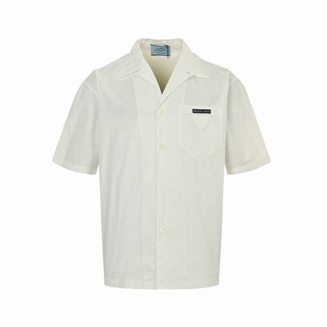 Prada 普拉达 25Ss 口袋徽标短袖衬衫 正品3999购入，采用缎光40精疏全棉面料，75D高温衬布，高温预缩，手工包缝，人工手摇，冲模复合，定制1：1纽
