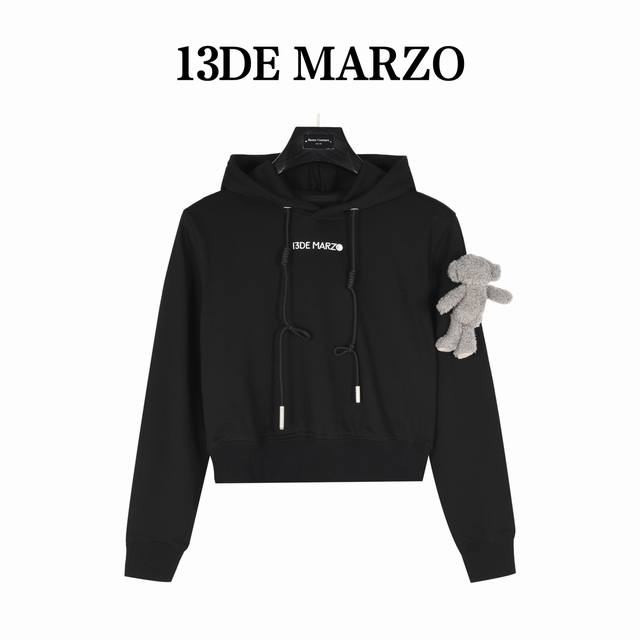 13Demarzo一只娃连帽卫衣 这款连帽衫短裤套装，不仅有着品牌“13De Marzo”的字样，彰显个性，更在袖口处装饰有可爱的毛绒小熊，为整体造型增添了一抹