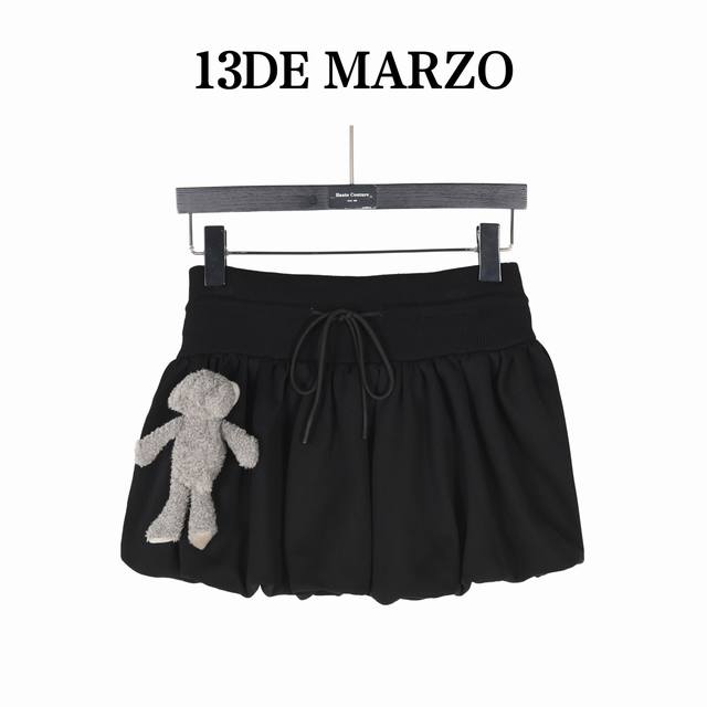 13Demarzo一只娃南瓜短裙 这款连帽衫短裤套装，不仅有着品牌“13De Marzo”的字样，彰显个性，更在袖口处装饰有可爱的毛绒小熊，为整体造型增添了一抹