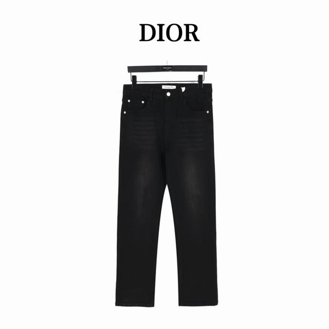 Dior 迪奥后袋老花牛仔长裤 今年为止做的最牛逼的牛仔裤，重度水洗工艺，暗藏玄机的细节非常多，这次主推的裤子无论是版型还是上身都太完美，比伯以及欧阳娜娜等众多