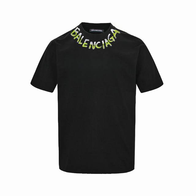 Balenciaga 巴黎世家 手绘泼墨涂鸦Logo短袖T恤 此款亮点在于其独特的手绘泼墨涂鸦Logo设计，为整件衣服增添了艺术与潮流感。它采用定制面料，选用