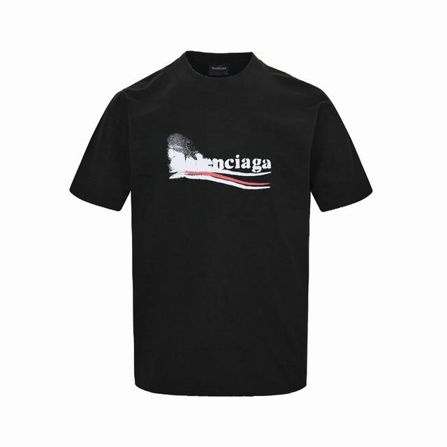 Balenciaga 巴黎世家 模糊Logo可乐印花短袖T恤 选用实打实270G的 %纯棉材质，且经过定织定染工艺精心打造。 在印花工艺方面，采用数码直喷技术，