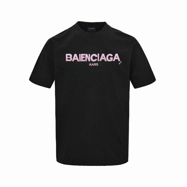 Balenciaga 巴黎世家 炫彩渐变Logo绣花短袖T恤 精选270克 %双纱棉面料，缔造出无与伦比的柔软触感与舒适体验。其独特的透气性和吸湿性，确保肌肤时