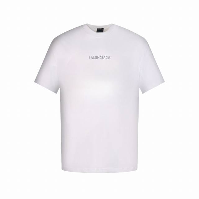 Balenciaga 巴黎世家 烫钻字母做旧破坏短袖T恤 精选 克100%双纱棉材质，确保了T恤的柔软触感与卓越透气性。这种面料不仅为肌肤带来舒适体验，而且耐穿