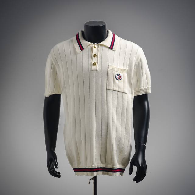 Gucci古驰 25Ss新款 胸前口袋刺绣Logo条纹Polo衫 短袖 纯棉质对色定染纱线 采用高质纯棉14S细针织片，德国进口提花机织片而成。环保固色定染；引