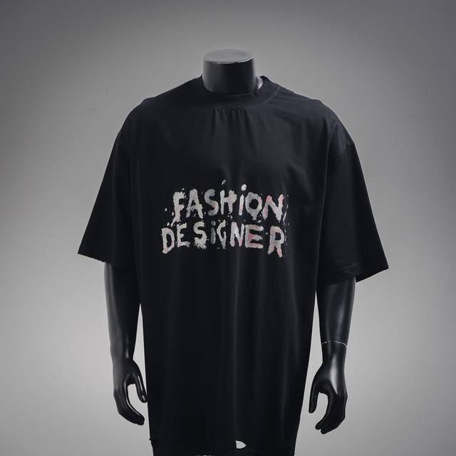 Balenciaga 巴黎世家 25Ss金沙闪粉割破工艺短袖T恤 高版本重工洗水怀旧挑破工艺. 采用32支足纱双265克纯棉，1*1双纱十字罗纹领，无色差，宽松