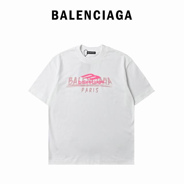 Balenciaga 巴黎世家 粉色字母印花短袖T恤 简约的T恤，经典又百搭。胸前标志性的品牌印花，粉色调设计时髦又吸睛，一眼就爱上，出街回头率拉满！ 材质是高