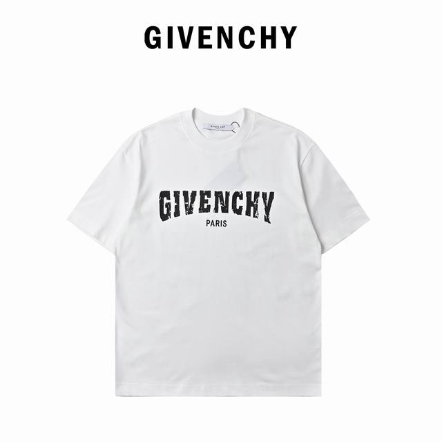 Givenchy 纪梵希 斑驳字母印花短袖T恤 它的材质是纯棉的，贴身穿超级舒服。柔软亲肤，透气性也超棒，完全不会有闷热感。无论是日常出门逛街，还是和朋友聚会，