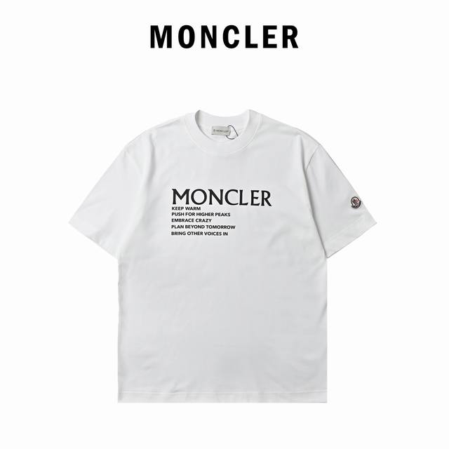 Moncler 蒙口 英文短句短袖T恤 它采用了优质棉质面料，柔软亲肤，透气性超棒。穿上它，能明显感觉到那种干爽舒适，完全没有夏日的黏腻感。 经典的黑色调，搭配