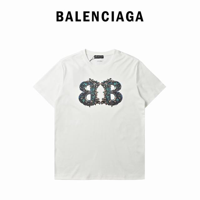 Balenciaga 巴黎世家 2025新款 镶钻图腾短袖T恤 巴黎世家2025新款T恤，潮奢来袭 今年的独特元素就是把巴黎世家的单品印在T恤 上，简约却不失奢