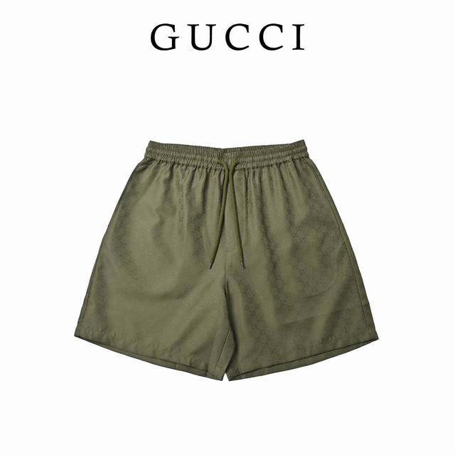 Gucci古驰24Ss新品织带印花府绸短裤 这短裤出自Gucci Lido系列，设计灵感源自意大利海岸的夏日风情和海滩俱乐部。匠心呈献日常服饰和晚装造型。全G满