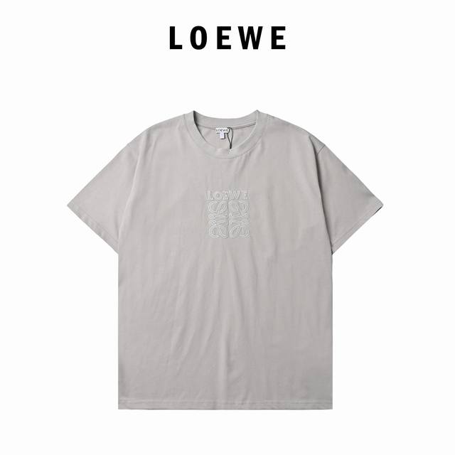 Loewe 罗意威 Anagram刺绣短袖T恤 颜色：灰色、牛油果绿 定制鎏光碳素棉细腻柔软舒适贴肤胸前饰有双色黄蓝交织Anagram刺绣，采用进口机刺绣工艺使