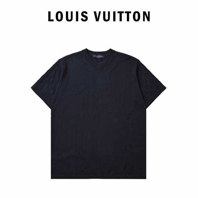 Louis Vuitton 双袖提花短袖T恤 简约的纯色，高级又百搭。但最绝的还是它的针织提花设计，Lv经典元素以精致提花工艺呈现在短袖上，细节处尽显奢华质感，