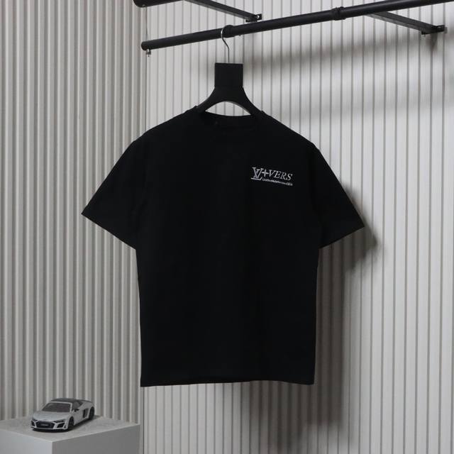 Louis Vuitton 路易威登 25Ss 三花标语毛巾绣短袖 面料采用260克双纱重精梳棉，同缸定染特种加粗32支双股1*1螺纹，双针车线跨缝工艺，成衣两