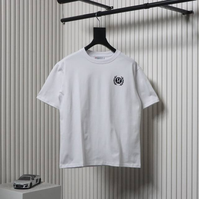 Lululemon 露露 25Ss 麦穗露标印花短袖 面料采用260克双纱重精梳棉，同缸定染特种加粗32支双股1*1螺纹，双针车线跨缝工艺，成衣两遍水洗处理，面