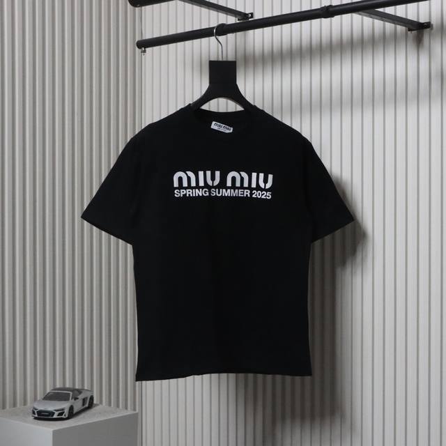 Miu Miu 25Ss 大Miu标语印花短袖 面料采用260克双纱重精梳棉，同缸定染特种加粗32支双股1*1螺纹，双针车线跨缝工艺，成衣两遍水洗处理，面料舒适