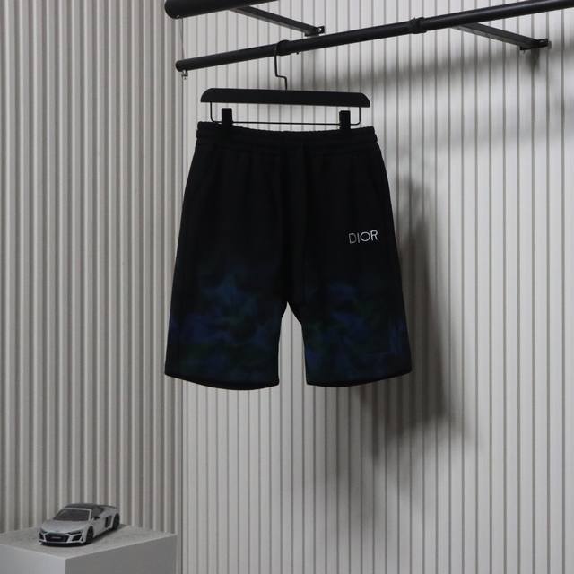 Dior迪奥Cd 手绘火焰 毛圈短裤 面料采用380G纯棉毛圈面料，订染颜色后整蚀毛处理，对照原版做丝滑超柔处理， 布面肌理股线清晰明显，垂感一级棒，做工精致都