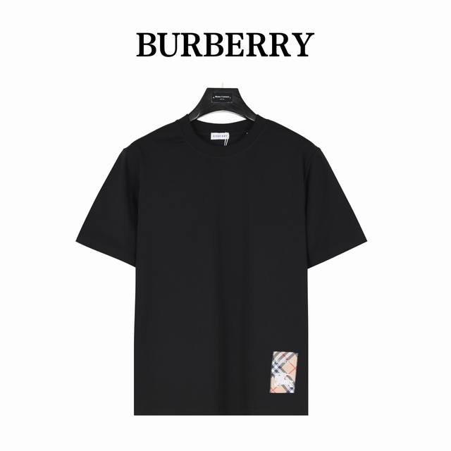 Burberry 巴宝莉 25Ss 下摆格纹战马贴布短袖 采用定制面料。添加杜邦公司Sorona 索罗娜 材料，亲肤性好、改善缩水，同时可以支撑面料良好的保型性