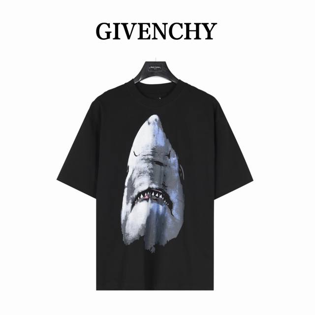 Givenchy 纪梵希 经典鲨鱼印花短袖T恤 被称为法国时装界的绅士的Givenchy的风格所在 1952年纪梵希这个品牌在法国正式诞生 它是以其创始人 第一