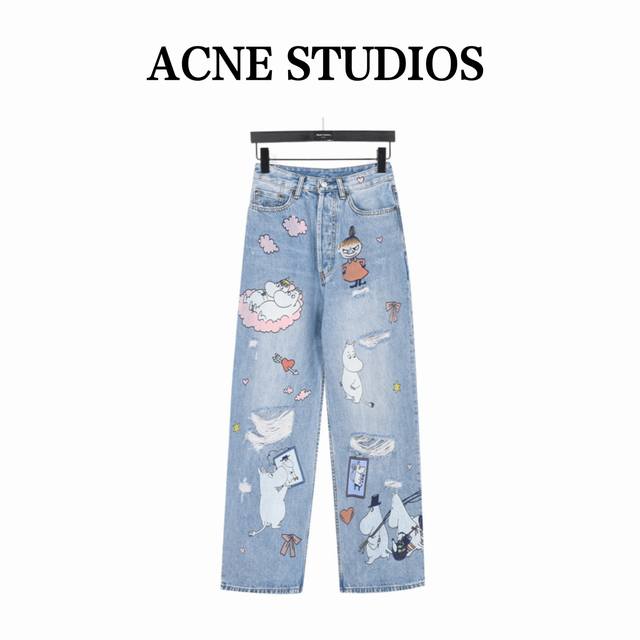 Acne 多元涂鸦牛仔裤 为你的衣橱增添一条充满童趣和创意的牛仔裤 Acne这条牛仔裤以经典的蓝色为底，上面布满了各种可爱的卡通图案，从飞翔的独角兽到拿着画笔的