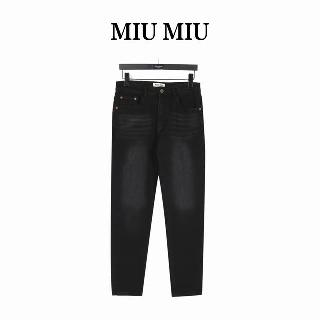 Miumiu 缪缪 缪缪牛仔长裤 官网同步。复古做旧水洗处理牛仔黑配色 经典水洗色泽，纯正洋行渠道，客供高级进口的丹宁面料，特选日本冈山纯正14Oz盎司牛仔布料