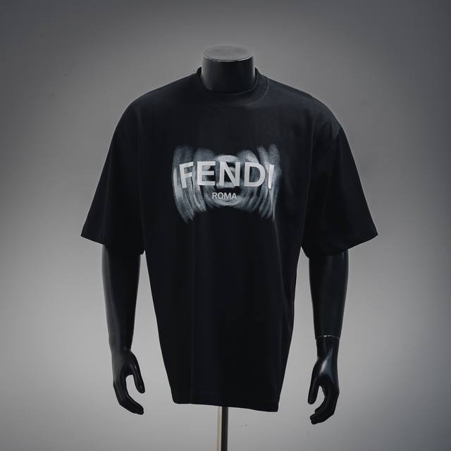 Fendi 芬迪25Ss渲染字母Logo短袖T恤 采用高质量面料制作而成，无论是日常穿搭还是参加派对，都能展示出您的时尚品味和个性。这款短袖具有舒适的剪裁和休闲