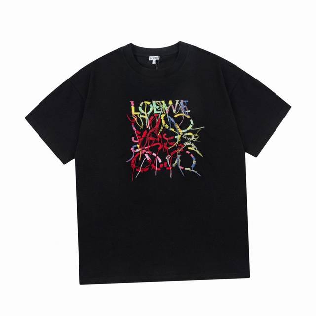 罗意威 Loewe 夏季新款，七彩流苏字母刺绣圆领短袖T恤，采用重磅260G双纱精梳棉材质 上身立体感强 采用万针刺绣流苏系列工艺 男女同款 Color：黑色