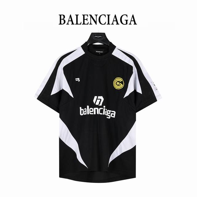 Balenciaga 巴黎世家 经典秀款足球印花短袖T恤 这款球衣的网眼采用速干面料 材质超级赞 上身超级透气 不管炎热的夏天还是寒冷的冬天都能保持清爽舒适的感