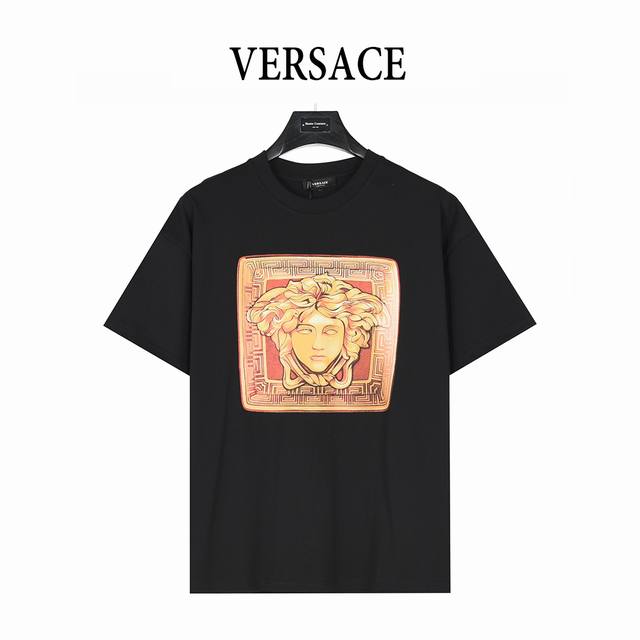 Versace 范思哲 方格美杜莎头像印花Logo短袖T恤 夏季渠道限定新款 简约又不失风格的复古品牌标识， 夏日炸街酷毙了 情侣气质款，两色推荐入手。 客供定
