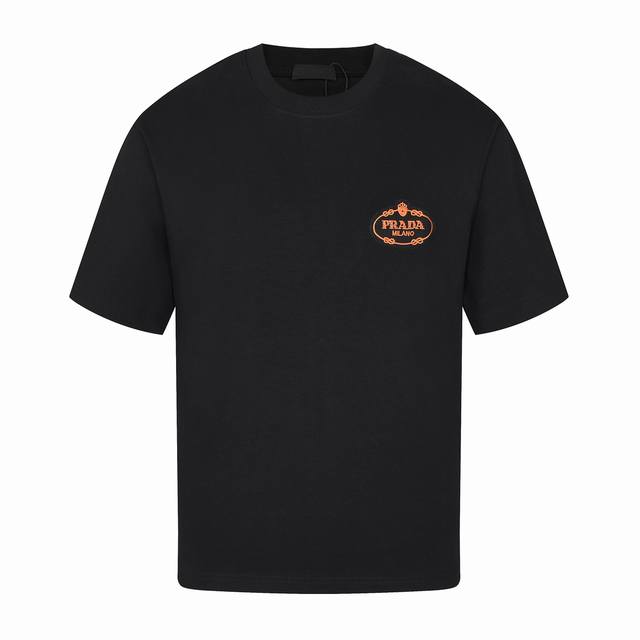 Prada 普拉达 25Ss 胸口小Logo贴布刺绣短袖 面料采用高克重280G重精梳棉，定制1:1螺纹，面料舒适亲肤无异感， 制定染面料，纺织密度高，垂感佳，