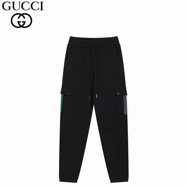 Gucci 古驰 24Ss 拼接红绿织带长裤 互扣式双G标识巧妙融入运动装设计，塑就一系列运动风单品。在这款针织棉慢跑长裤上，带着一丝怀旧意蕴的图案低调呈现于裤