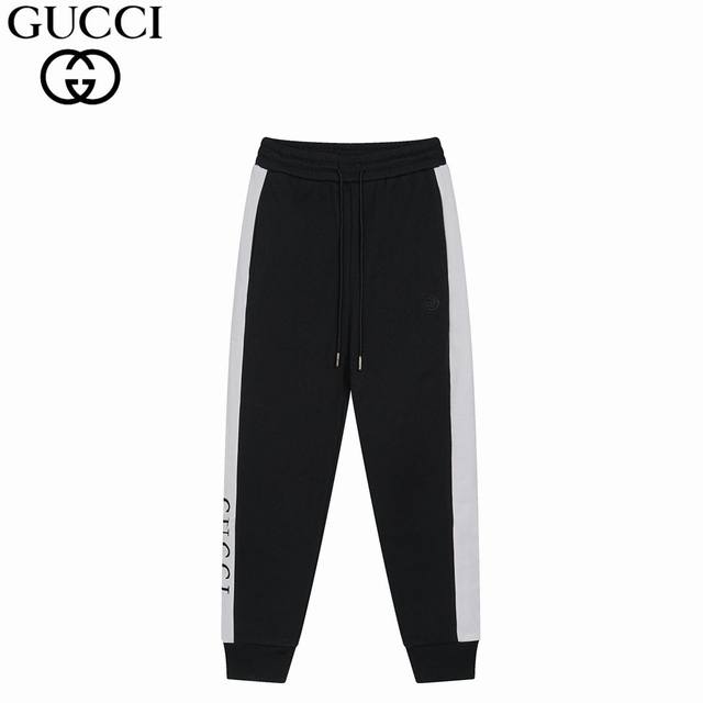 Gucci 古驰 24Ss 拼色裤腿Logo束口长裤 拼接印花Lg标识巧妙融入运动装设计，塑就一系列运动风单品。在这款针织棉慢跑长裤上，带着一丝怀旧意蕴的图案低