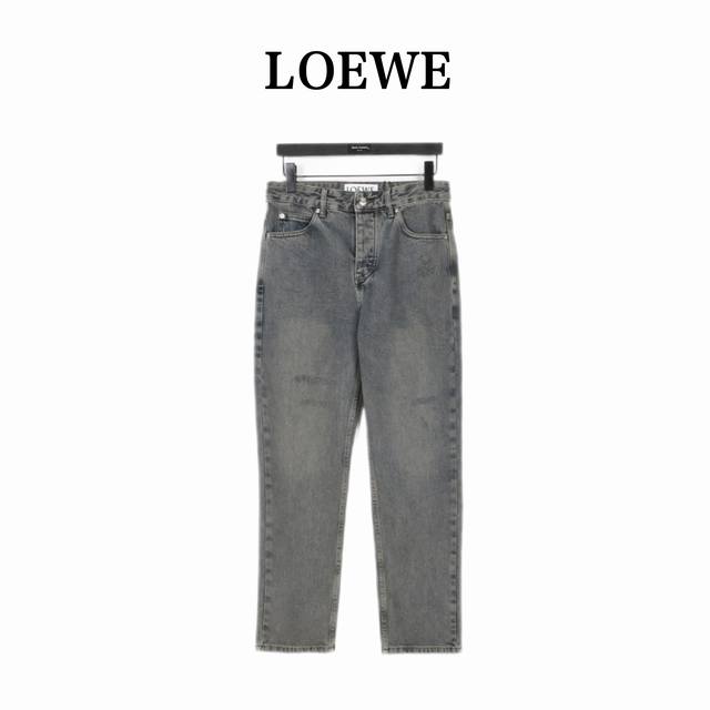 Loewe 罗意威 背后刺绣Logo牛仔裤 今年为止做的最牛逼的牛仔裤，重度水洗工艺，暗藏玄机的细节非常多，这次主推的裤子无论是版型还是上身都太完美，比伯以及欧