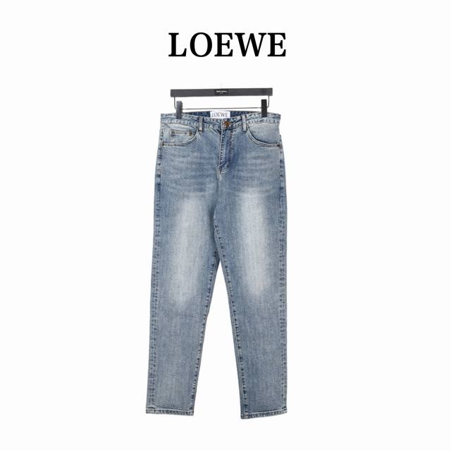 Loewe 罗意威 背后火焰刺绣Logo牛仔裤 今年为止做的最牛逼的牛仔裤，重度水洗工艺，暗藏玄机的细节非常多，这次主推的裤子无论是版型还是上身都太完美，比伯以