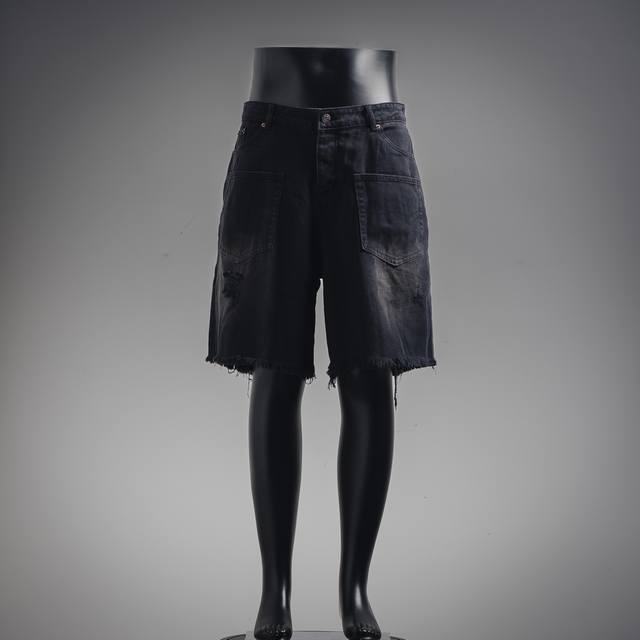 Balenciaga巴黎世家Blcg24Ss新款反转口袋牛仔短裤. 重工水洗流苏须破坏破洞工艺.手工马溜工艺..百分比纯棉黑牛面料.男女同款.百搭 Size:X