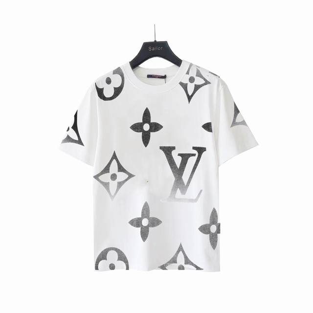 实拍细节图+细节图 Louis Vuitton路易威登 大三花印花短袖 最高版本！定制面料260克100%双纱棉！驴家拉浆印花字母结合！ 辅料：开模原版过鉴定领