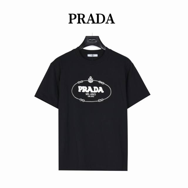 Prada 普拉达 毛巾绣刺绣字母Logo短袖T恤 基础款我们最在意的就是面料和版型，P家经典合身版型， 特殊立裁工艺，上身线条流畅，不管偏胖或是胖瘦的身材，都