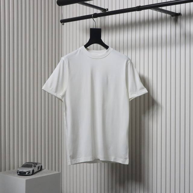 Burberry 巴宝莉 25Ss 后背圆圈战马发泡印花短袖T恤选用轻盈平织棉面料制成，呈现常规版型。背部植绒印花灵感来自 20 世纪上半叶的品牌典藏目录，融入