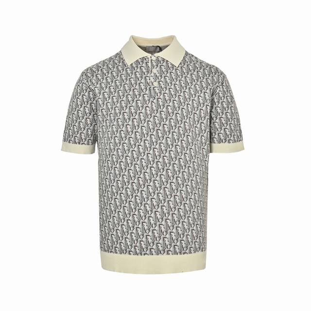 Dior 迪奥 经典老花提花针织Polo短袖 这款针织 Polo 衫饰以经典的 Oblique 印花。采用棉质提花面料精心制作，直筒剪裁，纽扣开合和罗纹细节更加