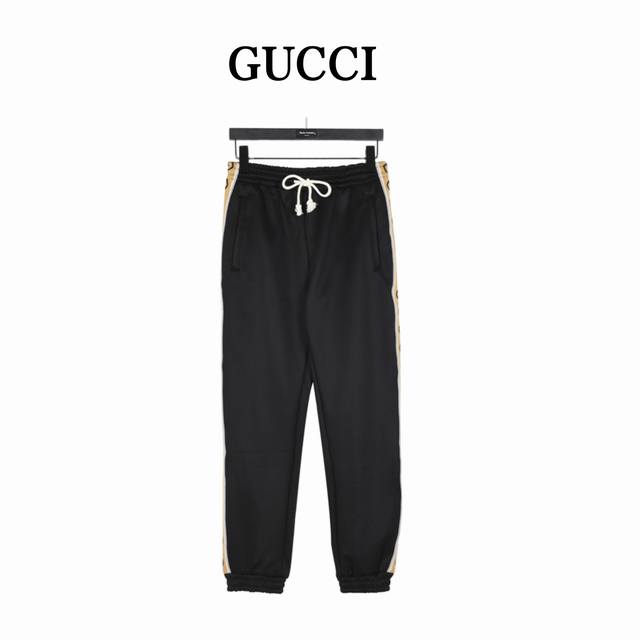 Gucci 古驰 经典侧边双G反光织带套装长裤 原版购入，完美还原。定织定染面料，带运动风套装， 专柜新出面料棉盖丝，属于混纺面料必须定制 面料为订织丝盖棉布料
