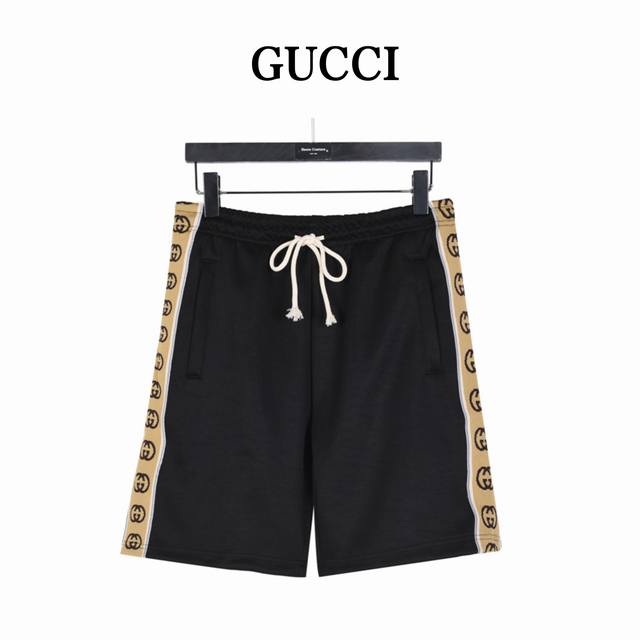 Gucci 古驰 古驰侧边双G反光织带短裤 市面顶级版本，面料升级，官网同步。今主面料订织丝盖棉布料，面料柔软细腻光滑，侧边采用定织芝麻纹织带位置左右对称，反光